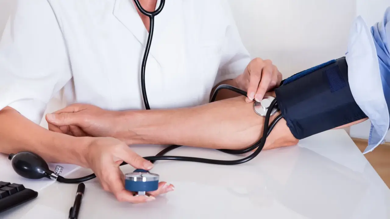 Medico misura la pressione arteriosa per verificare quanto è la pressione normale.