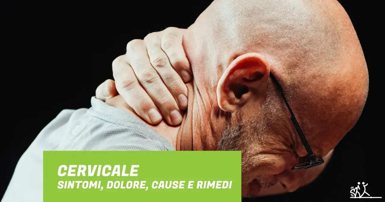 Uomo con dolore alla cervicale, che si massaggia il collo. La Tachipirina per cervicale va bene per alleviare il fastidio.