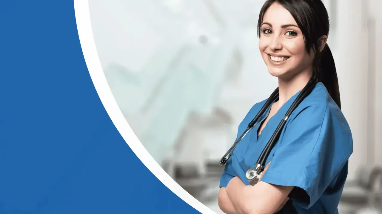 Giovane professionista socio sanitario che lavoro puoi fare? Sorridente infermiera con stetoscopio, pronta ad aiutare.