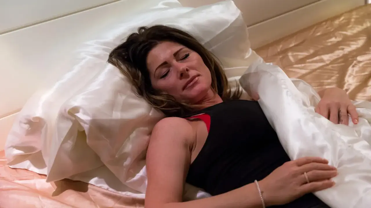 Donna dorme, forse a causa della sudorazione notturna. Le cause nelle donne sono molteplici.