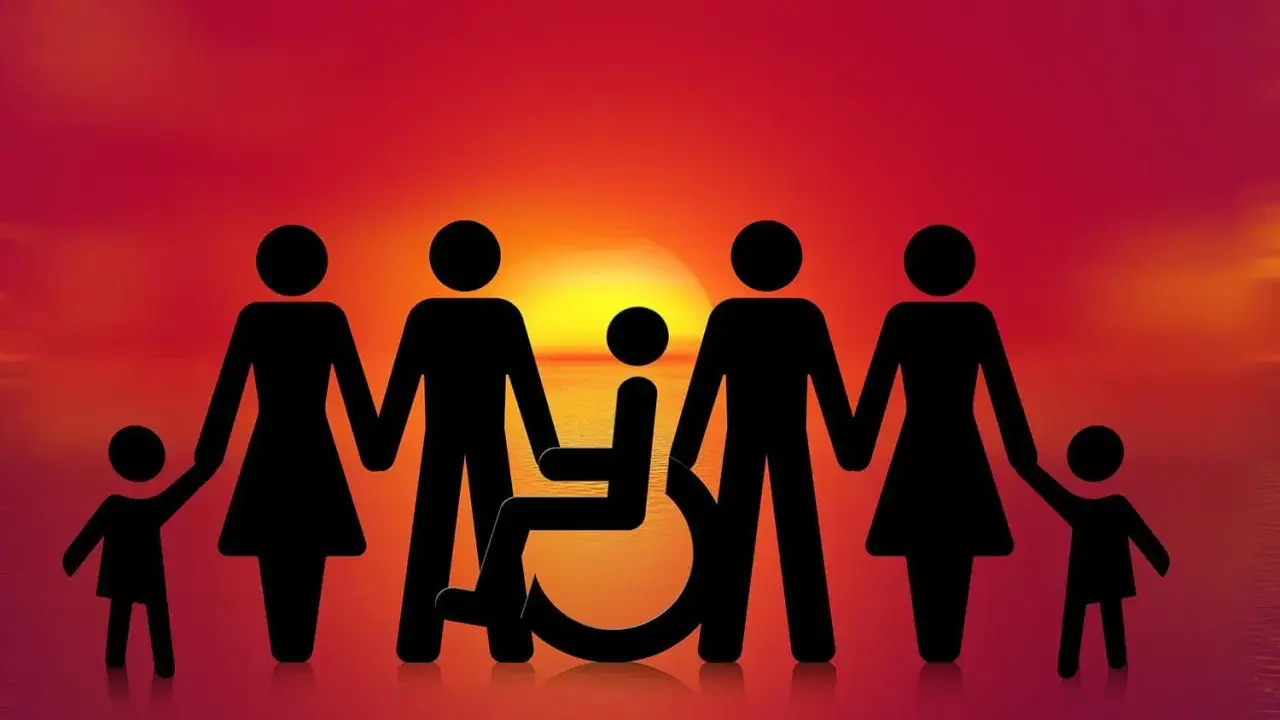 Famiglia unita al tramonto, con un membro su sedia a rotelle. Simboleggia inclusione e supporto, come per l'autocertificazione IVA 4 disabili per il bagno.