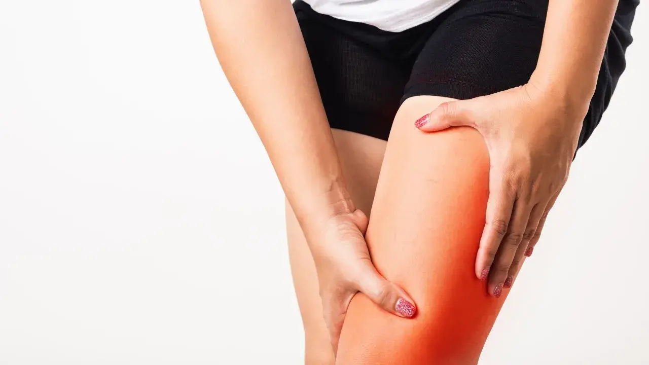 Dolore alla coscia, con un'area rossa che indica possibile perdita muscolare gambe.