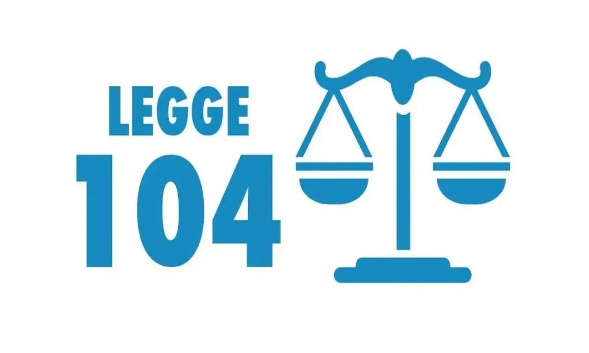 Bilancia della giustizia accanto a "LEGGE 104". Guida su come richiedere la 104 per assistere un familiare.