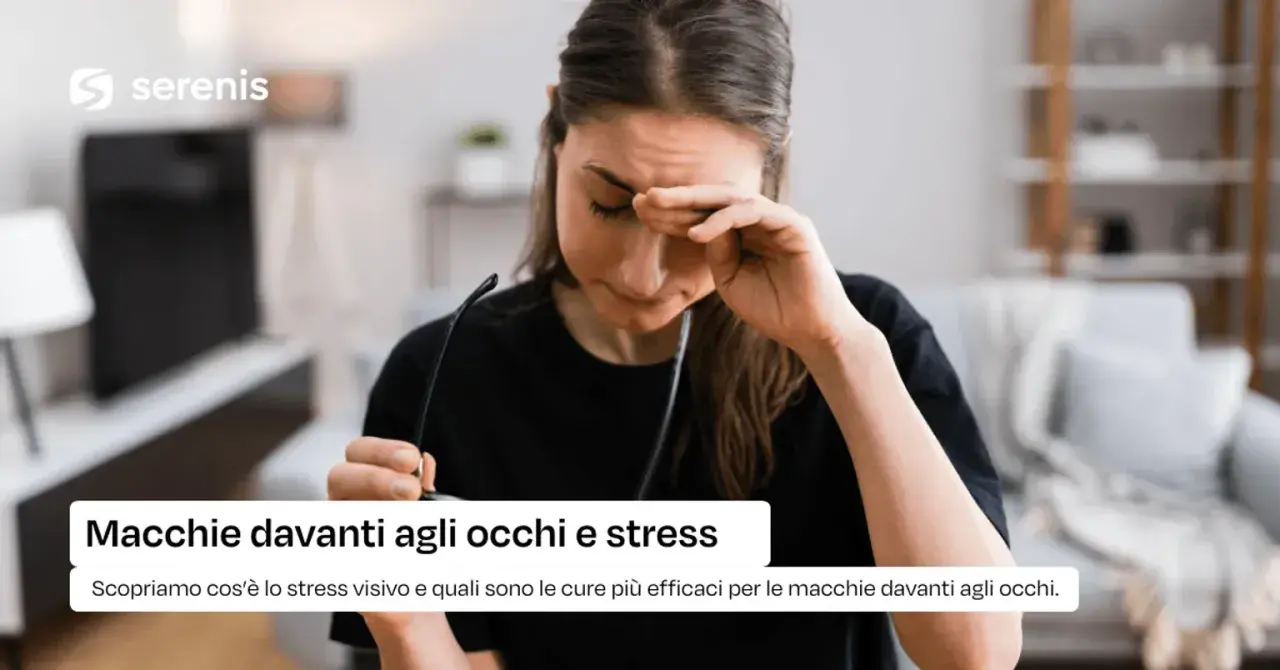 Donna con occhiali in mano si strofina gli occhi, forse a causa di macchie davanti agli occhi e stress. Scopri di più.