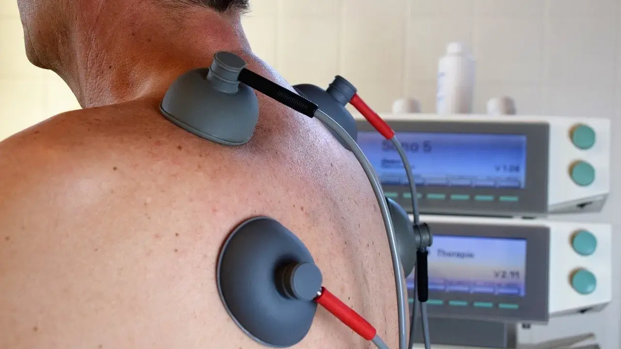 Elettrodi applicati sulla schiena per terapia, forse per alleviare il prurito alla schiena. Rimedi moderni per il benessere.