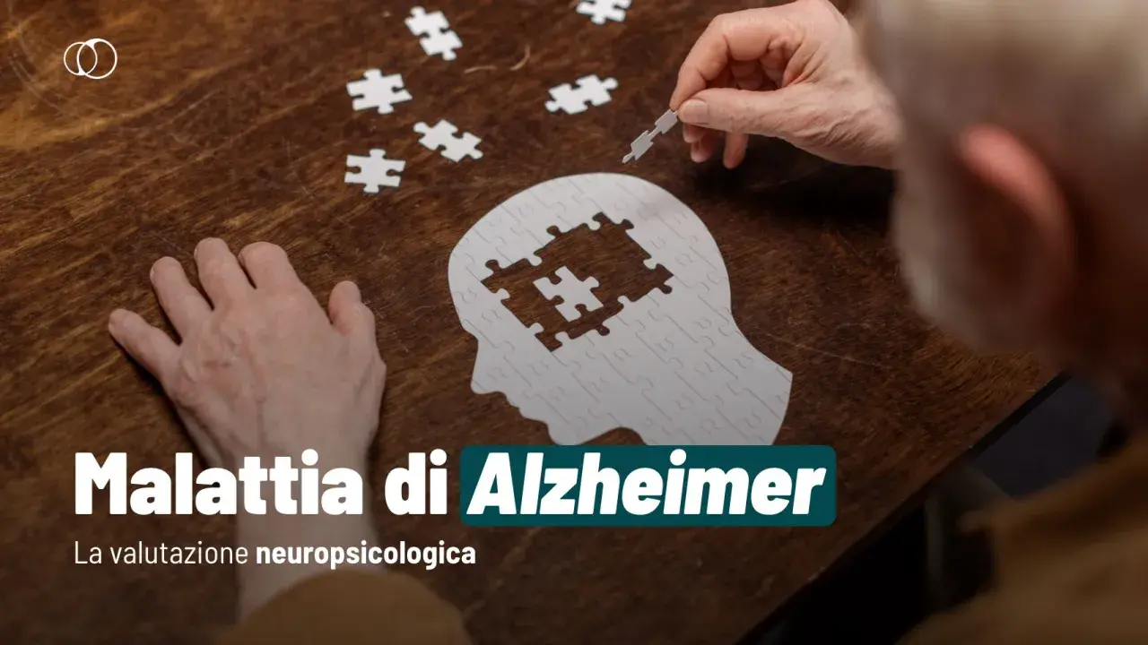 Mani anziane compongono un puzzle a forma di testa, simboleggiando la progressione della malattia di Alzheimer in quanto tempo degenera.