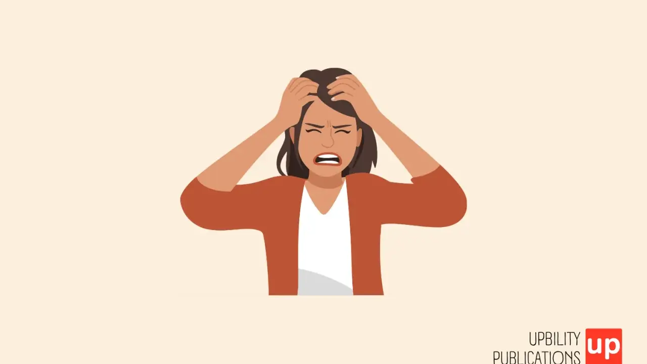 Donna con le mani tra i capelli, urla disperata, simbolo di incapacità di parlare o di un forte stress.