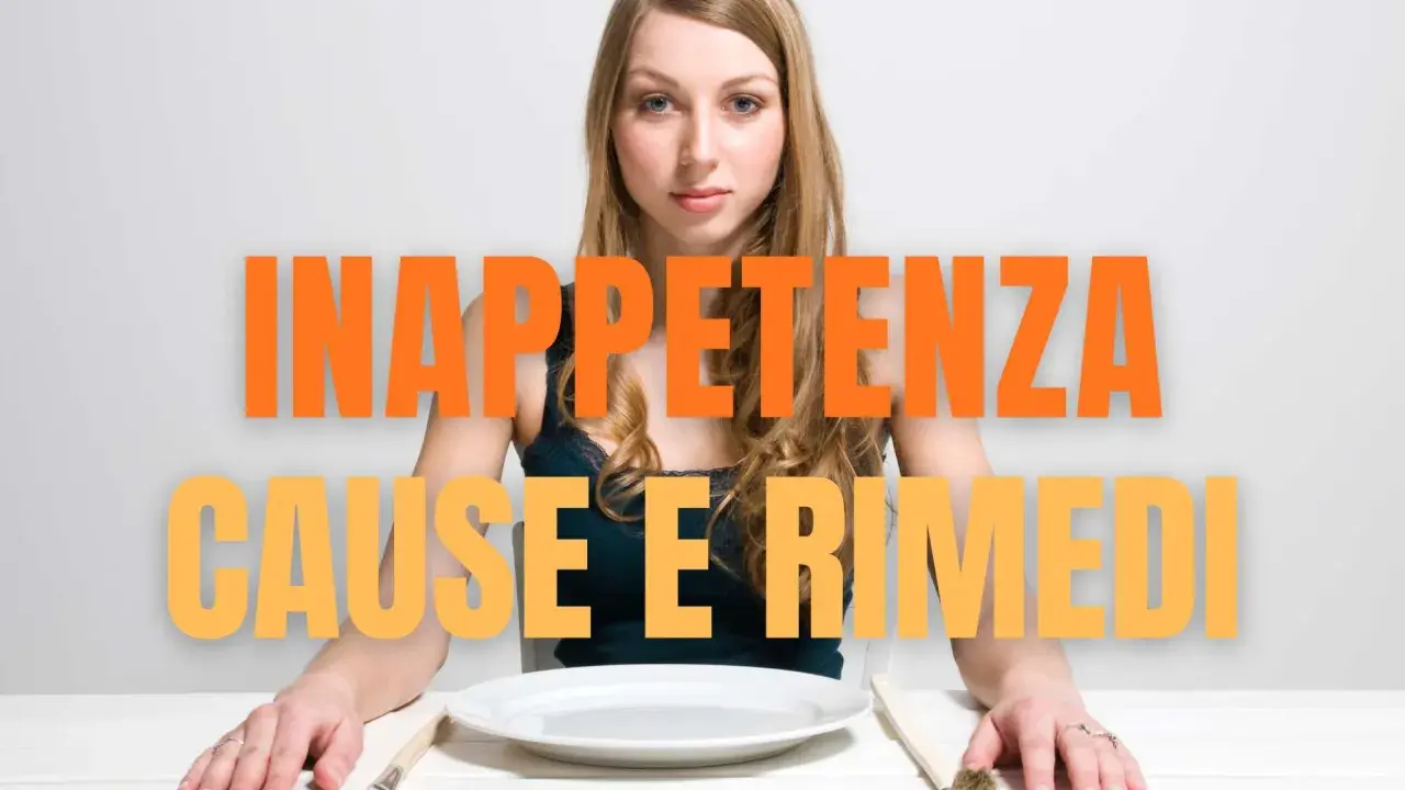 Ragazza con piatto vuoto, circondata da scritte arancioni: "INAPPETENZA CAUSE E RIMEDI". Cosa vuol dire inappetenza?