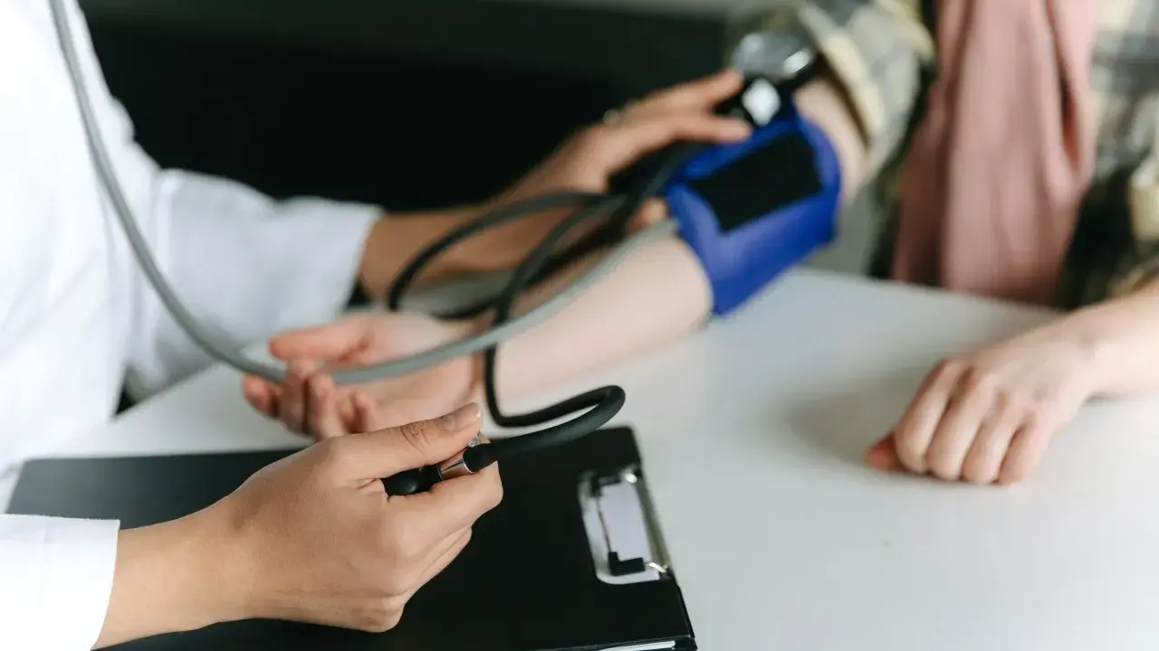 Medico misura la pressione a un paziente. Il risultato è 150 90, un valore che richiede attenzione.