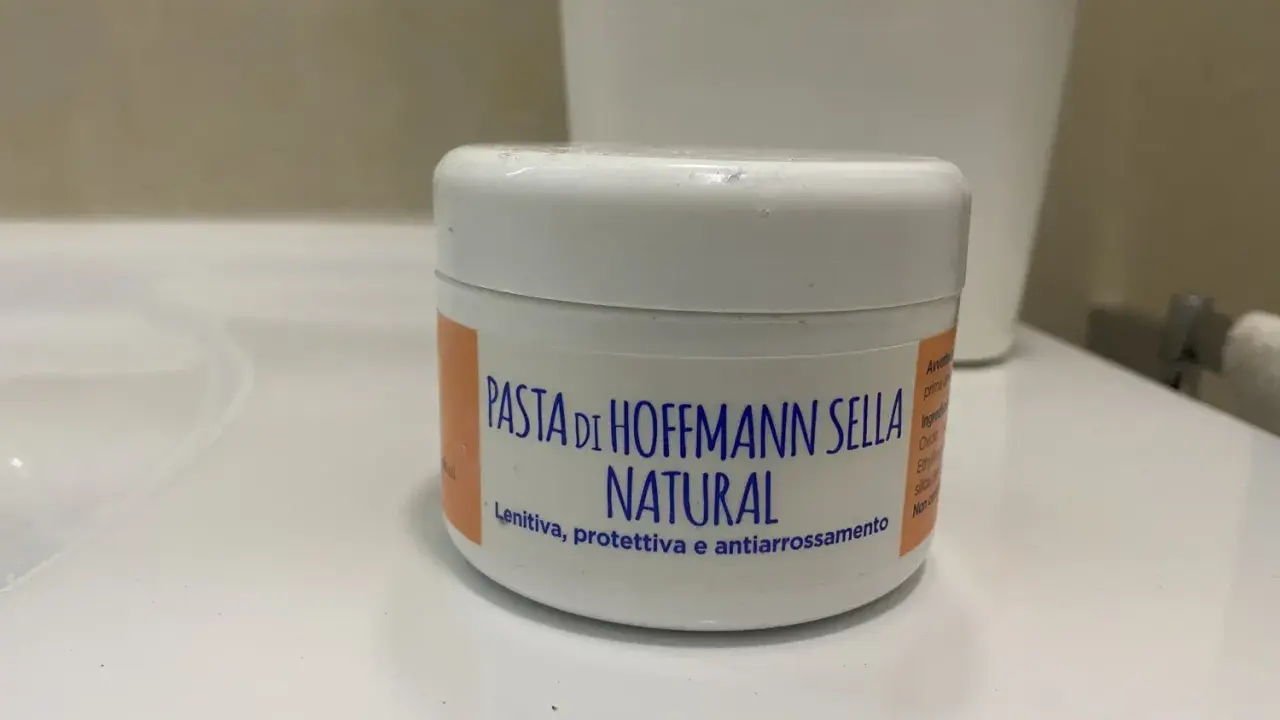Barattolo di pasta di Hoffmann Sella Natural, lenitiva e protettiva, ideale per la cura della pelle degli anziani.