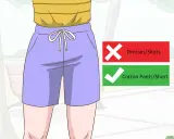 Pantaloni corti di cotone per evitare l'irritazione da sfregamento. No a vestiti e gonne.