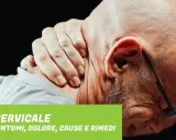 Uomo con dolore alla cervicale, che si massaggia il collo. La Tachipirina per cervicale va bene per alleviare il fastidio.