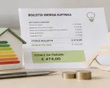 Modellino di casa con classe energetica, bolletta elettrica e simbolo disabilità con cuore "Legge 104".