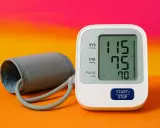 Sfigmomanometro digitale mostra 115/75 mmHg e 70 bpm, valori ideali per la pressione ottimale donna.