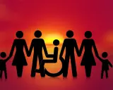 Famiglia unita al tramonto, con un membro su sedia a rotelle. Simboleggia inclusione e supporto, come per l'autocertificazione IVA 4 disabili per il bagno.