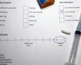 Questionario McGill Pain Questionnaire: dolore acuto, da 6-12 mesi, intensità peggiore. Siringa e pillola vicine.