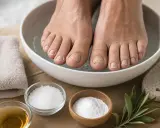 Piedi in ammollo per ammorbidire le unghie dei piedi senza acqua. Ingredienti naturali per un trattamento casalingo.