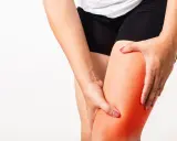 Dolore alla coscia, con un'area rossa che indica possibile perdita muscolare gambe.