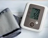 Misuratore di pressione con bracciale e display che mostra 75/55, valori che potrebbero indicare pressione bassa anziani 90 anni.