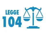 Bilancia della giustizia accanto a "LEGGE 104". Guida su come richiedere la 104 per assistere un familiare.