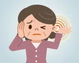 Donna con espressione sofferente, si tocca l'orecchio sinistro, dove si notano onde concentriche che indicano un fischio orecchio.