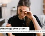 Donna con occhiali in mano si strofina gli occhi, forse a causa di macchie davanti agli occhi e stress. Scopri di più.