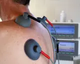 Elettrodi applicati sulla schiena per terapia, forse per alleviare il prurito alla schiena. Rimedi moderni per il benessere.