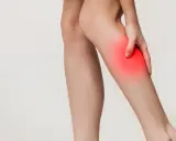 Gamba con area rossa evidenziata, che simboleggia il dolore del claudicatio intermittens.