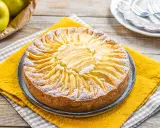 Torta di mele fatta in casa, perfetta come dolci per diabetici. Decorata con fettine di mela e zucchero a velo.
