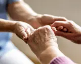 Mani che si stringono, un gesto di cura e supporto. Un'immagine che evoca il valore del bonus caregiver e l'importanza di chi assiste gli altri.