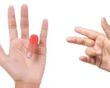 Mano con dito arrossato e un'altra mano che mostra movimenti per esercizi utili per dito a scatto.