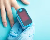 Misurazione ossigenazione con pulsossimetro, utile per monitorare il rischio di mancanza di ossigeno al cervello negli anziani.