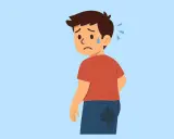 Ragazzo sudato con macchie sui jeans, preoccupato per il prurito tra le natiche. Rimedi urgenti!