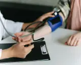 Medico misura la pressione a un paziente. Il risultato è 150 90, un valore che richiede attenzione.