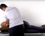 Fisioterapista esegue manovra di Semont su paziente sdraiato. Si discute di possibili effetti collaterali.