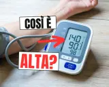 Misurazione della pressione: 140/90 mmHg. È alta? Il dispositivo mostra valori superiori a 115/75, indicando una possibile ipertensione.