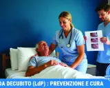 Infermieri mostrano immagini di piaghe da decubito a un paziente anziano, indicando chi cura le piaghe da decubito con competenza e attenzione.