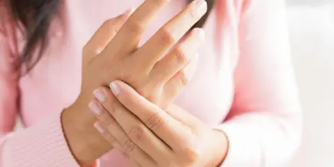 Mani che si stringono, un gesto che esprime il disagio del dolore neuropatico.