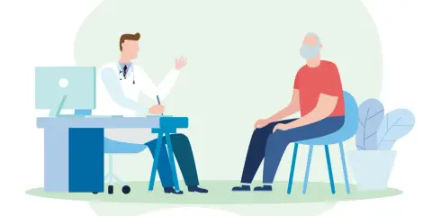 Medico parla con paziente anziano, discutendo possibili sintomi di declino cognitivo.