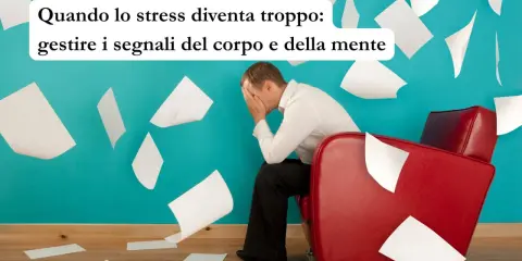Uomo stressato in poltrona rossa, circondato da fogli volanti. Impara a gestire lo stress, non parlare lentamente cause.