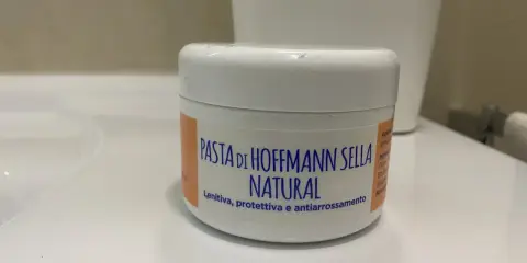 Barattolo di pasta di Hoffmann Sella Natural, lenitiva e protettiva, ideale per la cura della pelle degli anziani.