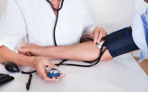 Medico misura la pressione arteriosa per verificare quanto è la pressione normale.
