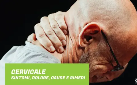 Uomo con dolore alla cervicale, che si massaggia il collo. La Tachipirina per cervicale va bene per alleviare il fastidio.