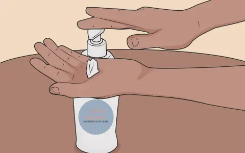 Mani che premono un erogatore di crema idratante per lenire le ascelle irritate. Rimedi naturali efficaci.