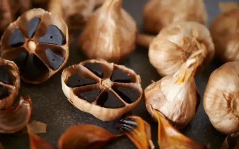 Aglio nero, un alimento dal sapore unico, studiato per il suo potenziale impatto sulla glicemia.