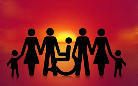 Famiglia unita al tramonto, con un membro su sedia a rotelle. Simboleggia inclusione e supporto, come per l'autocertificazione IVA 4 disabili per il bagno.