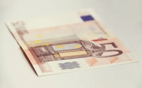 Una banconota da 50 euro, con il numero ben visibile, è un accompagnamento accettato per un acquisto.