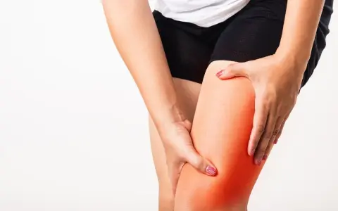 Dolore alla coscia, con un'area rossa che indica possibile perdita muscolare gambe.