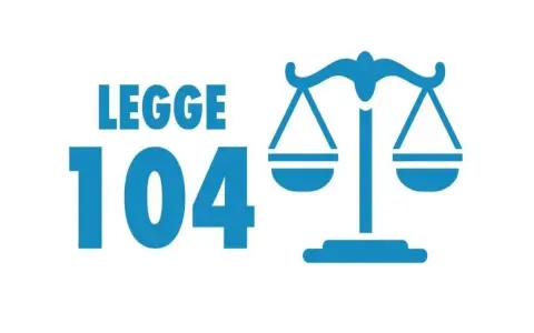 Bilancia della giustizia accanto a "LEGGE 104". Guida su come richiedere la 104 per assistere un familiare.