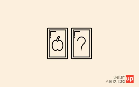 Due carte, una con una mela, l'altra con un punto interrogativo. Un'immagine che suggerisce come recuperare la memoria perduta, un percorso di scoperta.